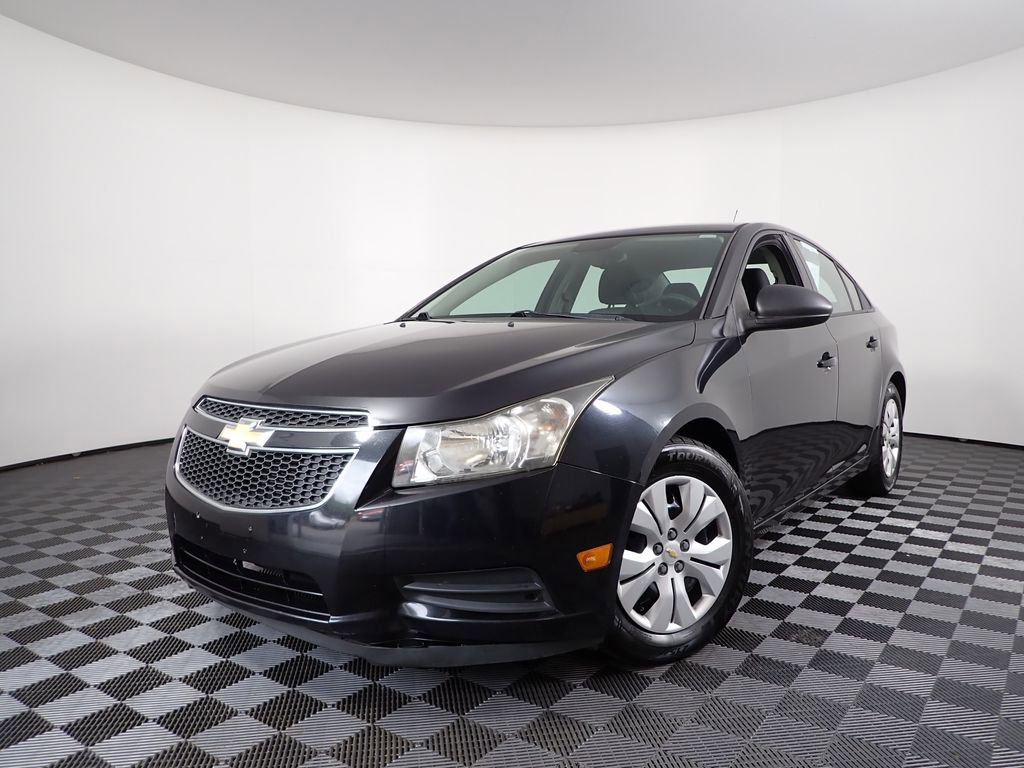 Used 2013 Chevrolet Cruze LS image 2
