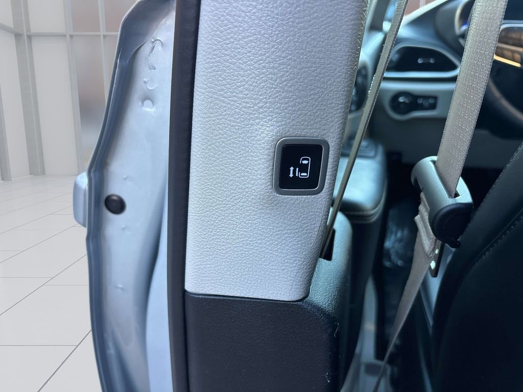 Used 2024 Chrysler Pacifica Touring-L image 13