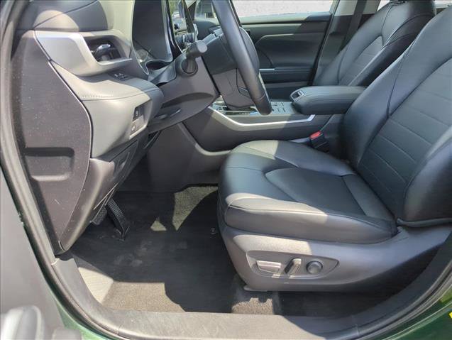 Used 2025 Toyota Highlander XLE AWD/4WD image 13