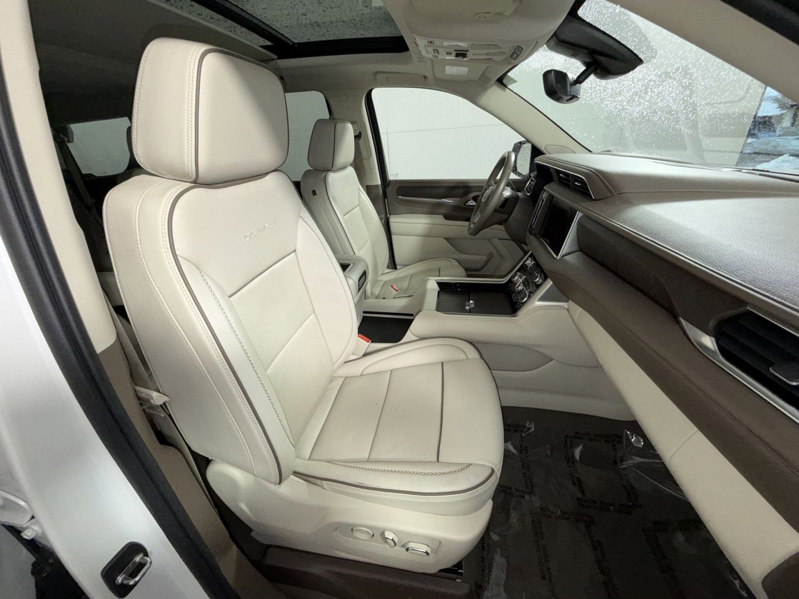 Used 2022 GMC Yukon Denali w/ Denali Premium Package image 28