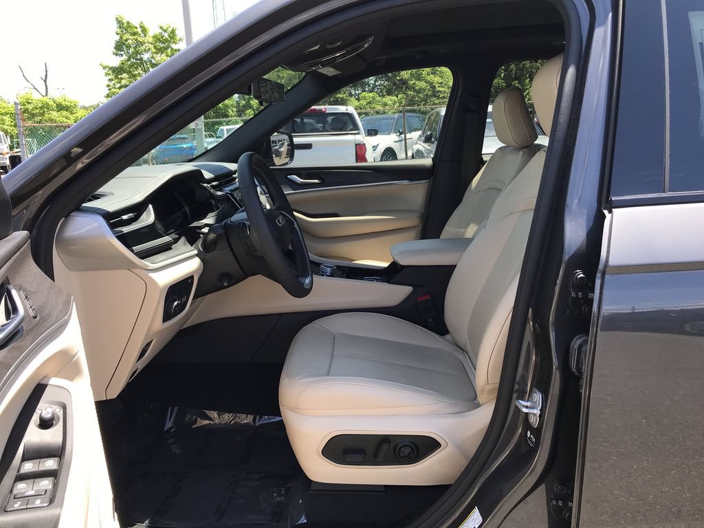 Used 2022 Jeep Grand Cherokee Limited 4xe w/ Luxury Tech Group II AWD/4WD image 11