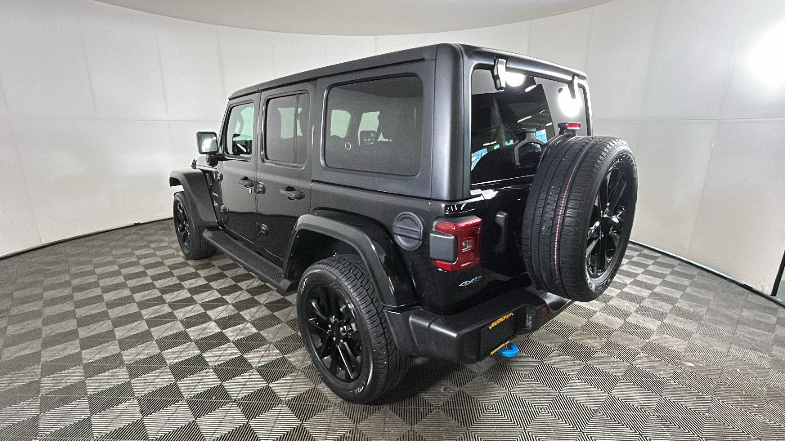 Used 2023 Jeep Wrangler Unlimited Sahara w/ Cold Weather Group AWD/4WD image 5