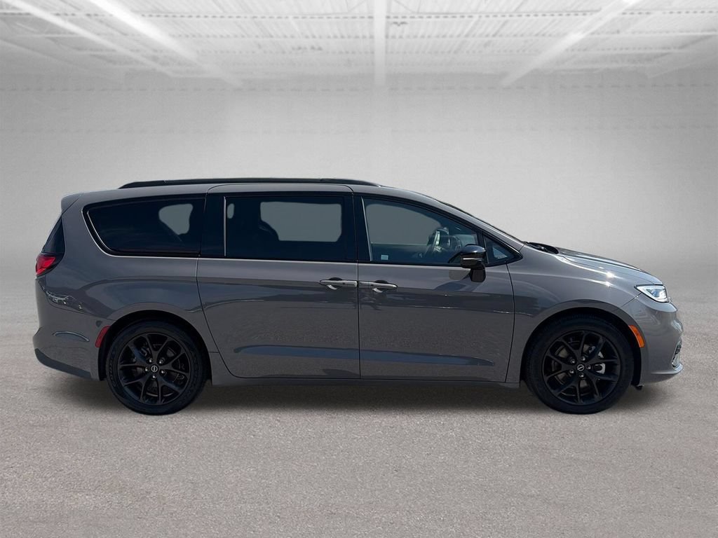 Used 2025 Chrysler Pacifica Limited FWD image 7