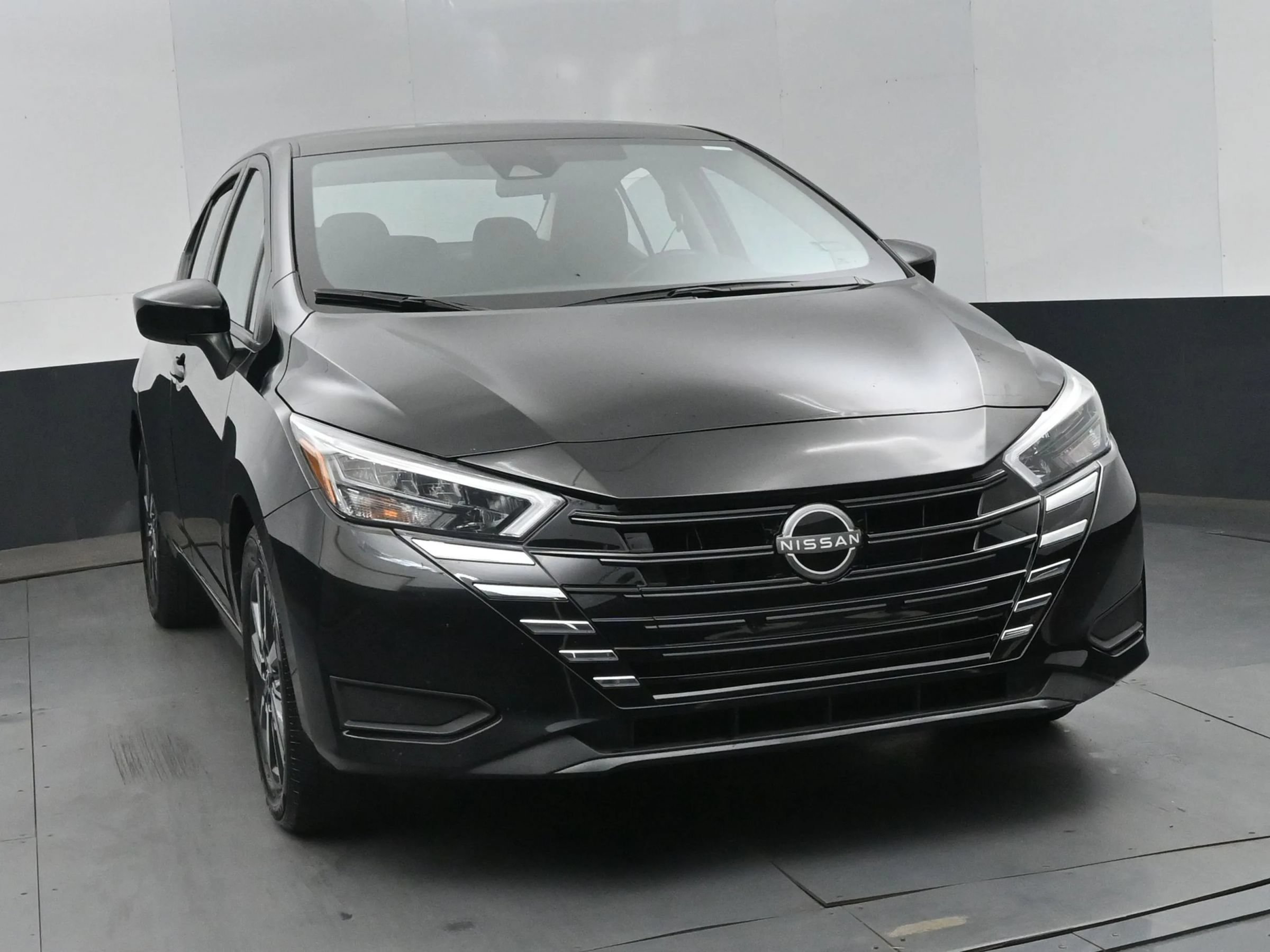 Used 2025 Nissan Versa SV FWD image 3