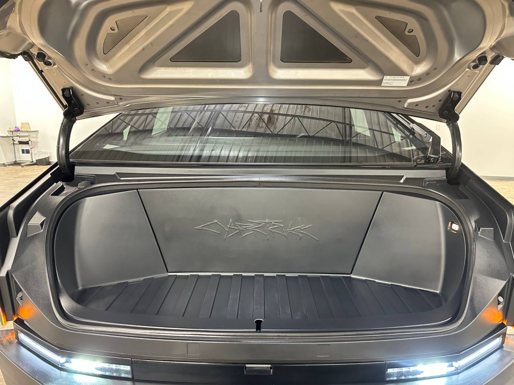 Used 2024 Tesla Cybertruck AWD Crew Cab image 4