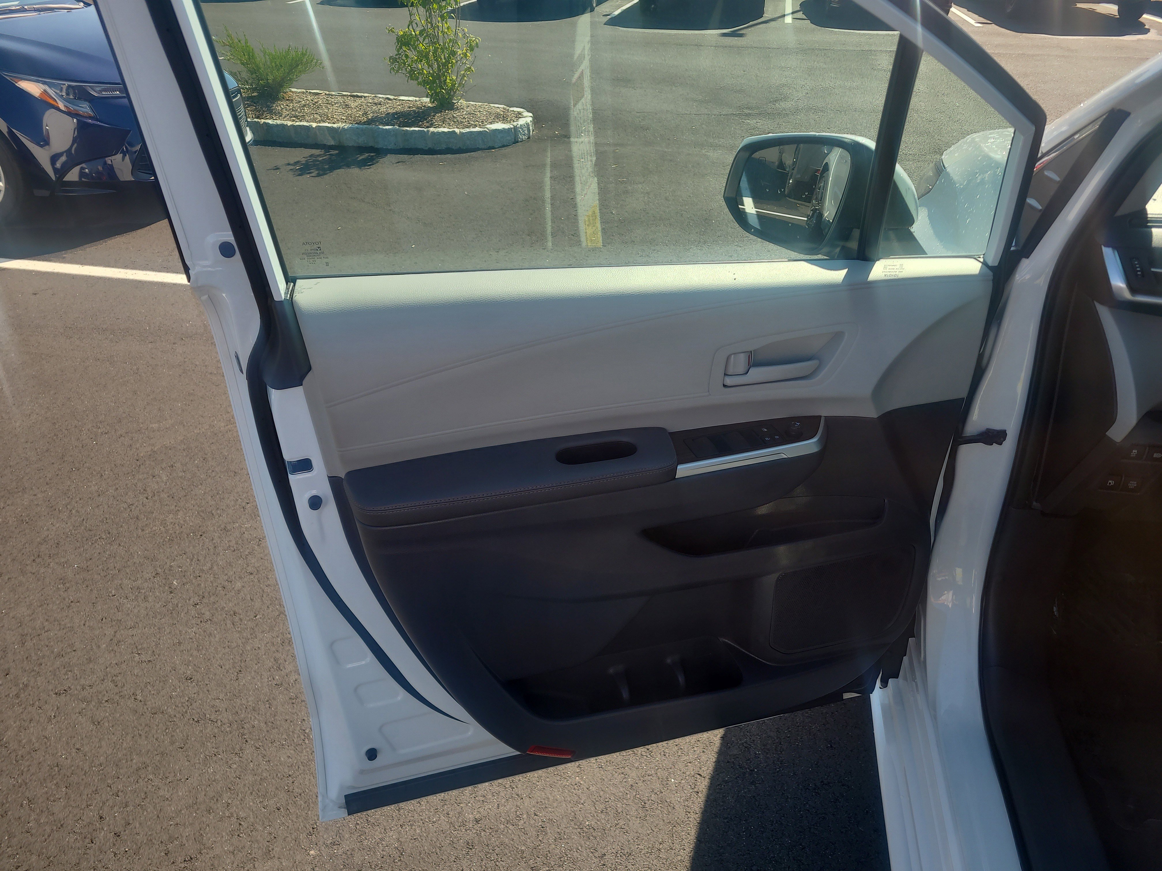 Certified 2023 Toyota Sienna LE AWD/4WD image 14