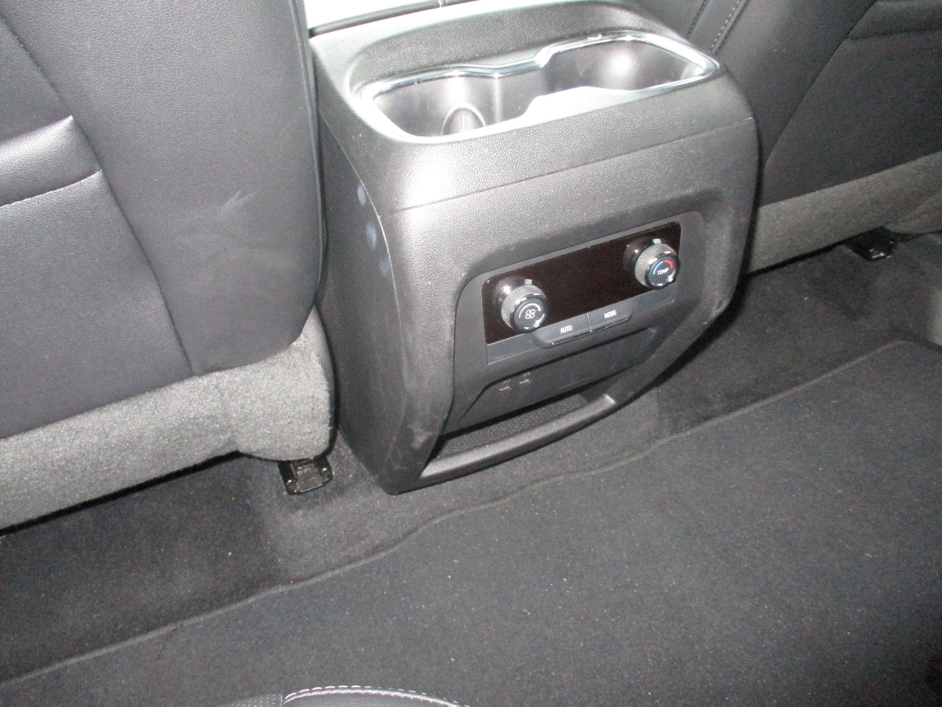 Used 2025 Chevrolet Traverse LT image 12