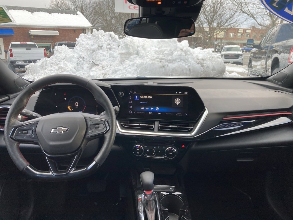 Used 2025 Chevrolet Trax RS w/ Sunroof Package image 12