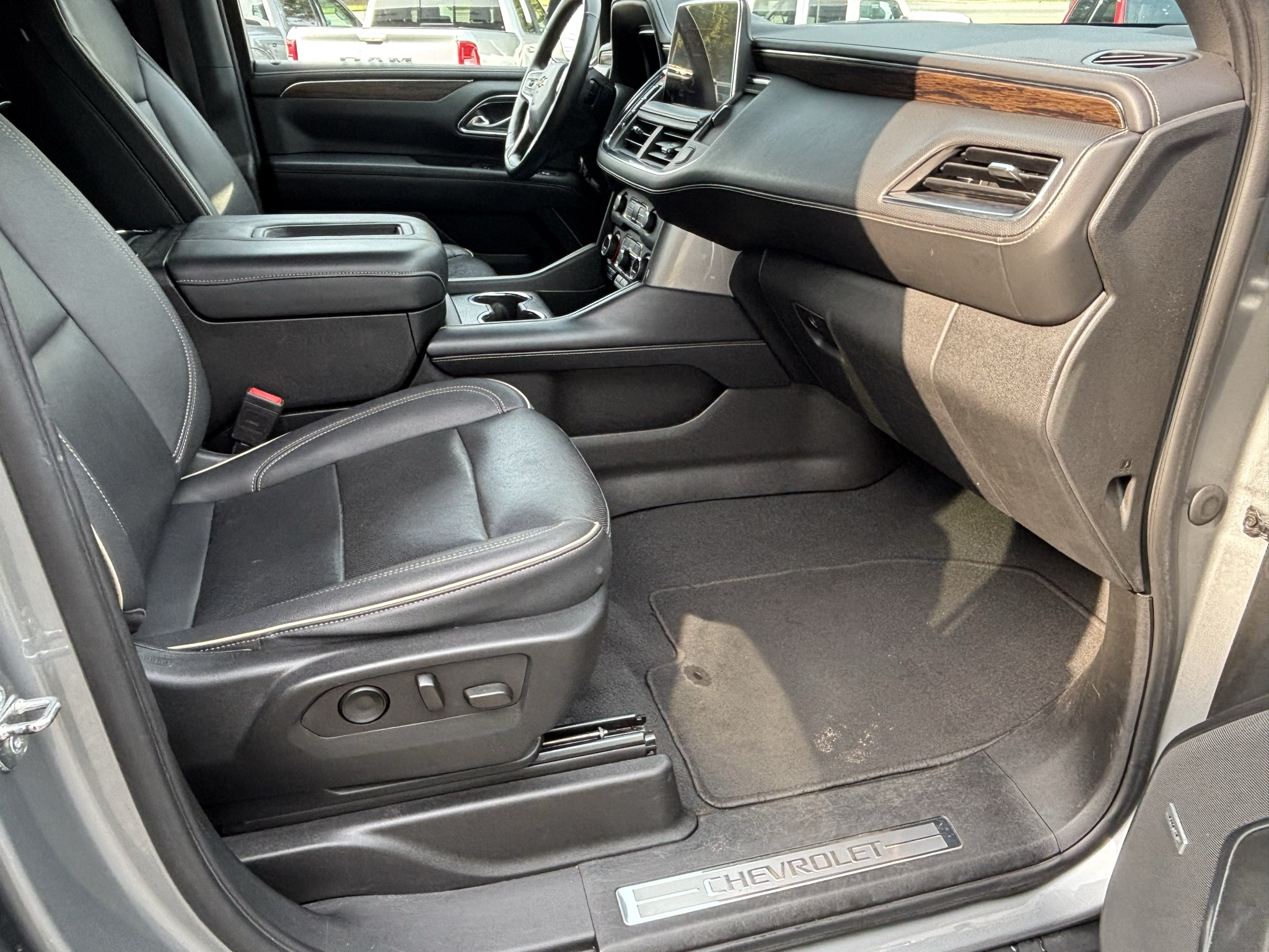 Used 2023 Chevrolet Suburban Premier AWD/4WD image 21