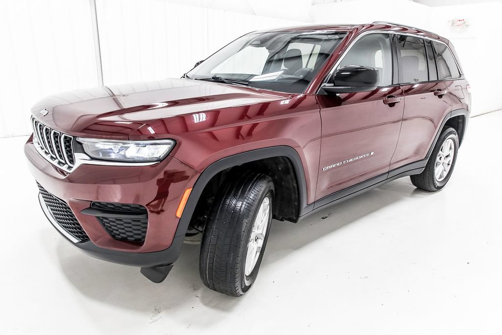 Used 2023 Jeep Grand Cherokee Laredo AWD/4WD image 2