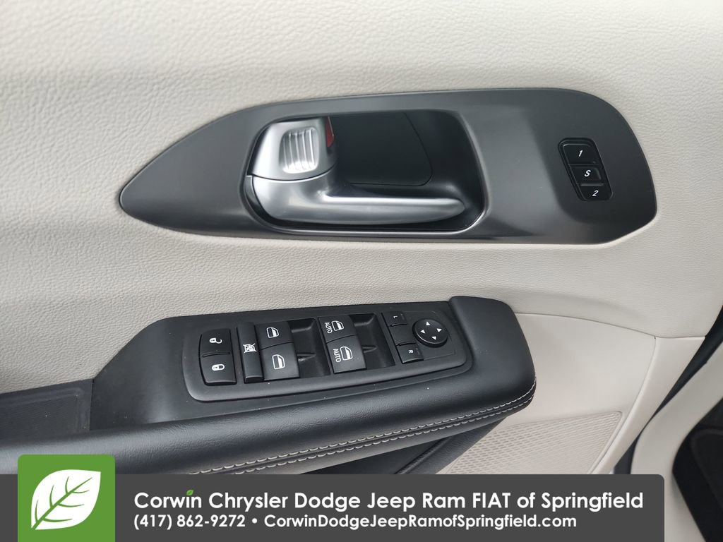 Certified 2024 Chrysler Pacifica Touring-L image 21