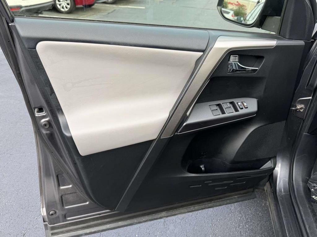 Used 2018 Toyota RAV4 XLE AWD/4WD image 16