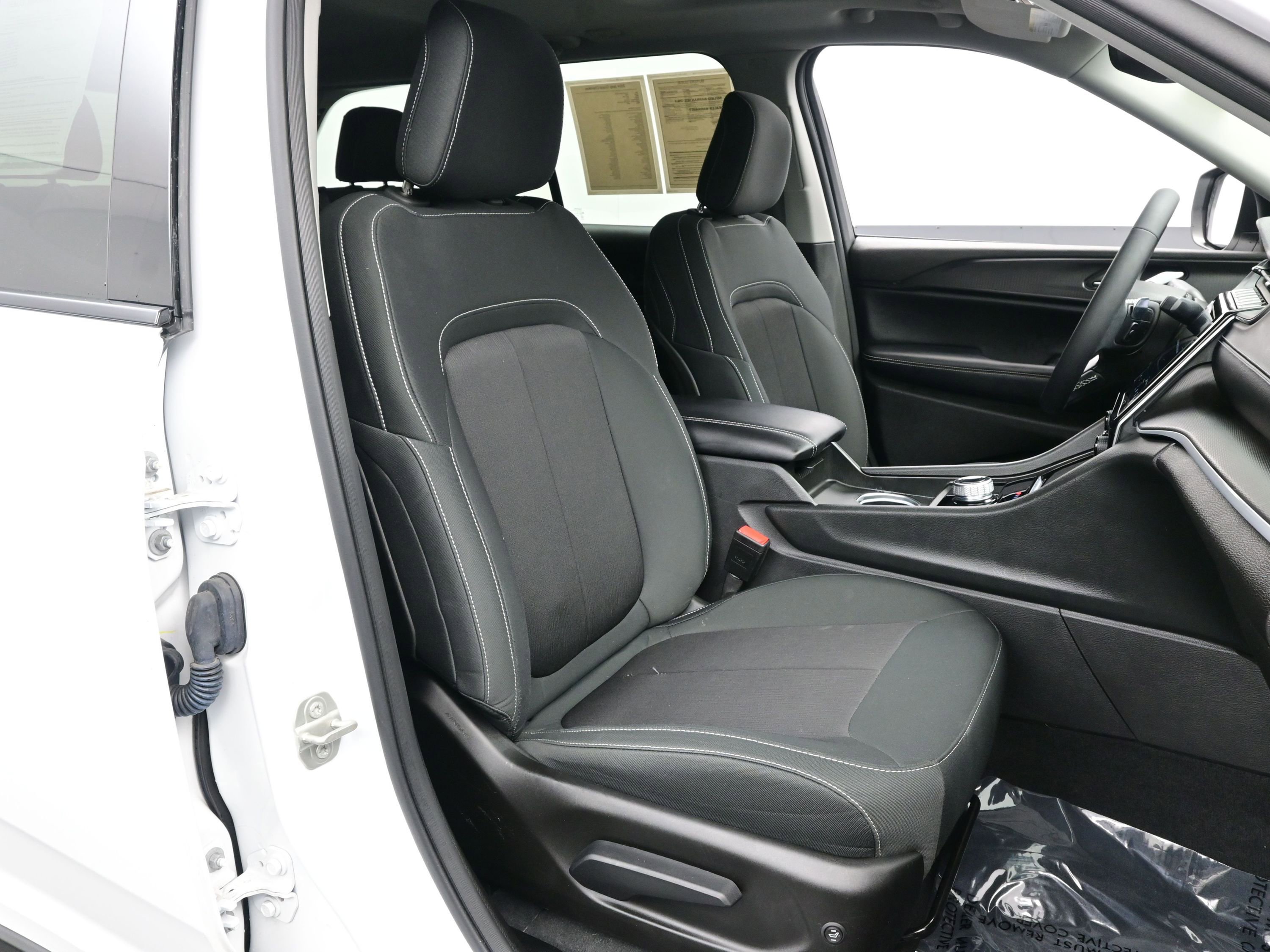 Used 2024 Jeep Grand Cherokee Laredo X image 15