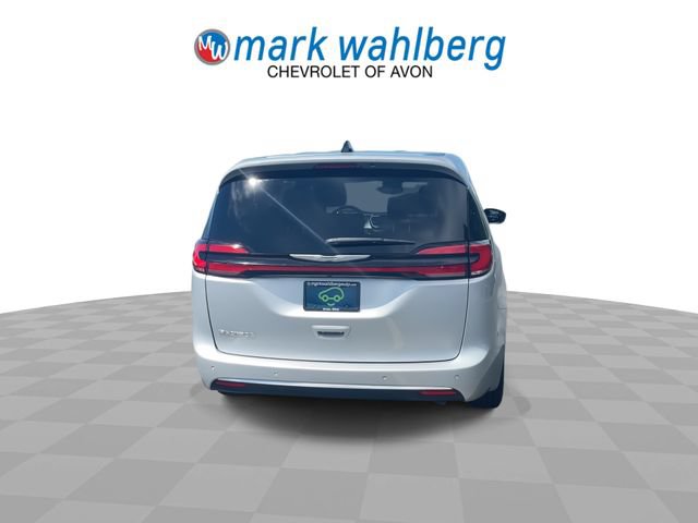 Used 2023 Chrysler Pacifica Touring FWD image 7