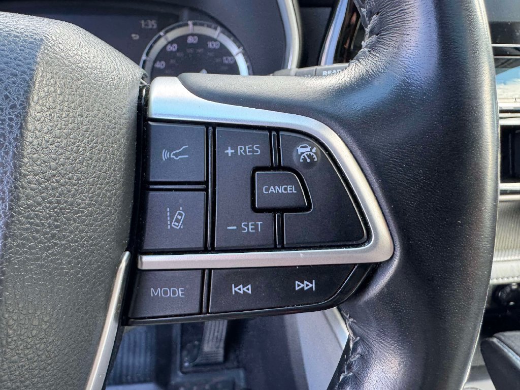 Used 2022 Toyota Highlander XLE AWD/4WD image 23