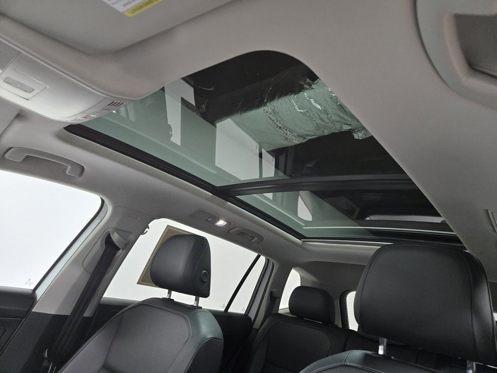 Used 2020 Volkswagen Tiguan SE w/ Panoramic Sunroof Package image 9