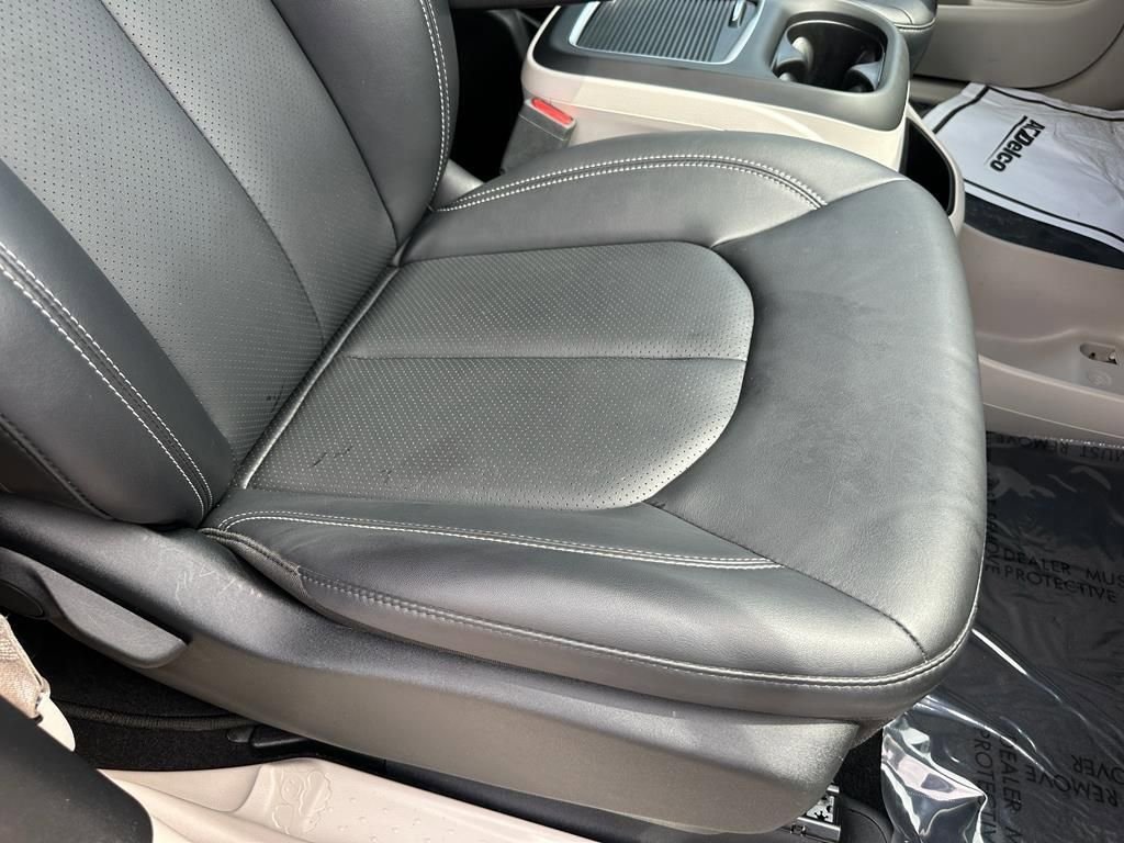 Used 2024 Chrysler Pacifica Select image 20