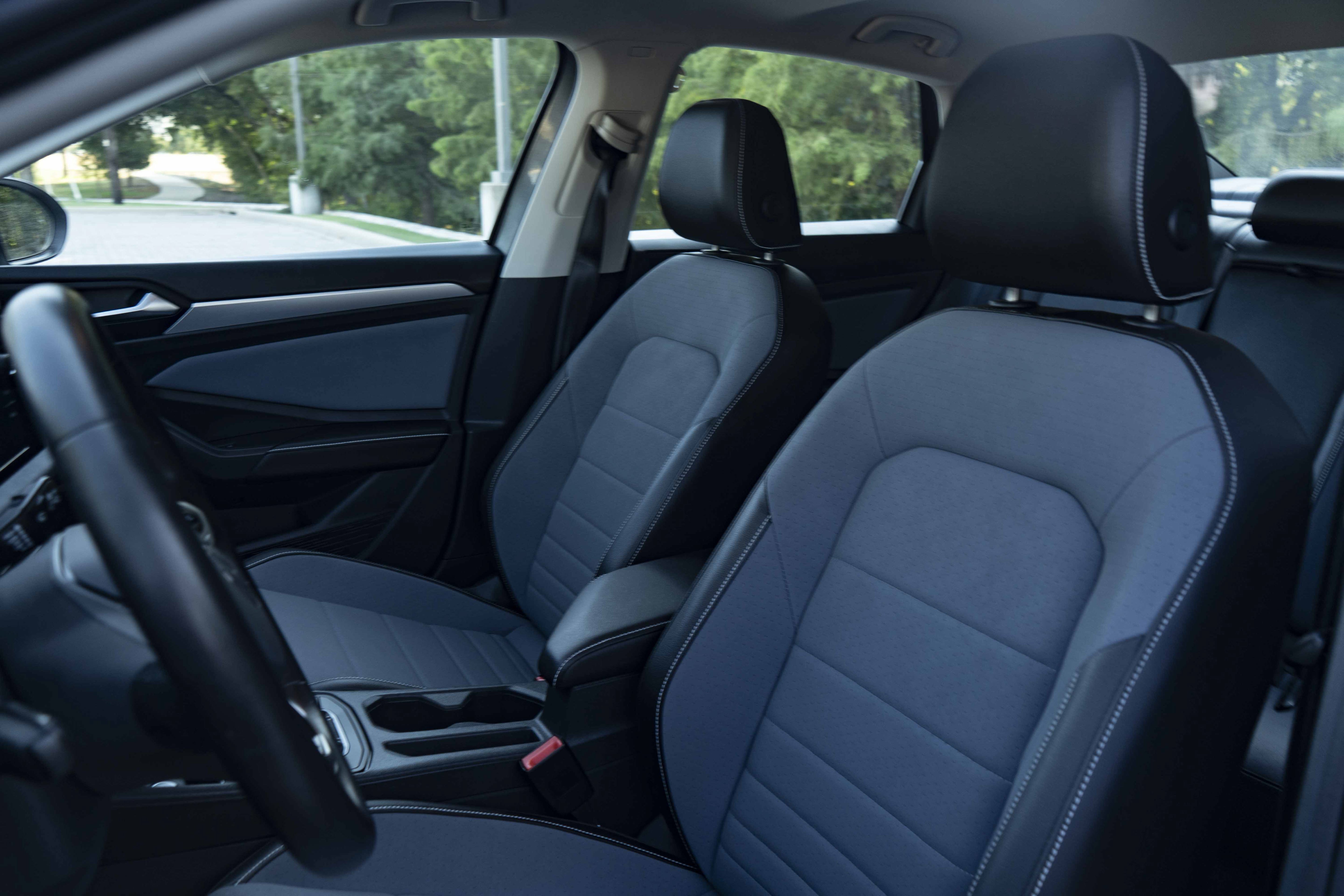 Certified 2025 Volkswagen Jetta SE w/ Sunroof Package FWD image 16