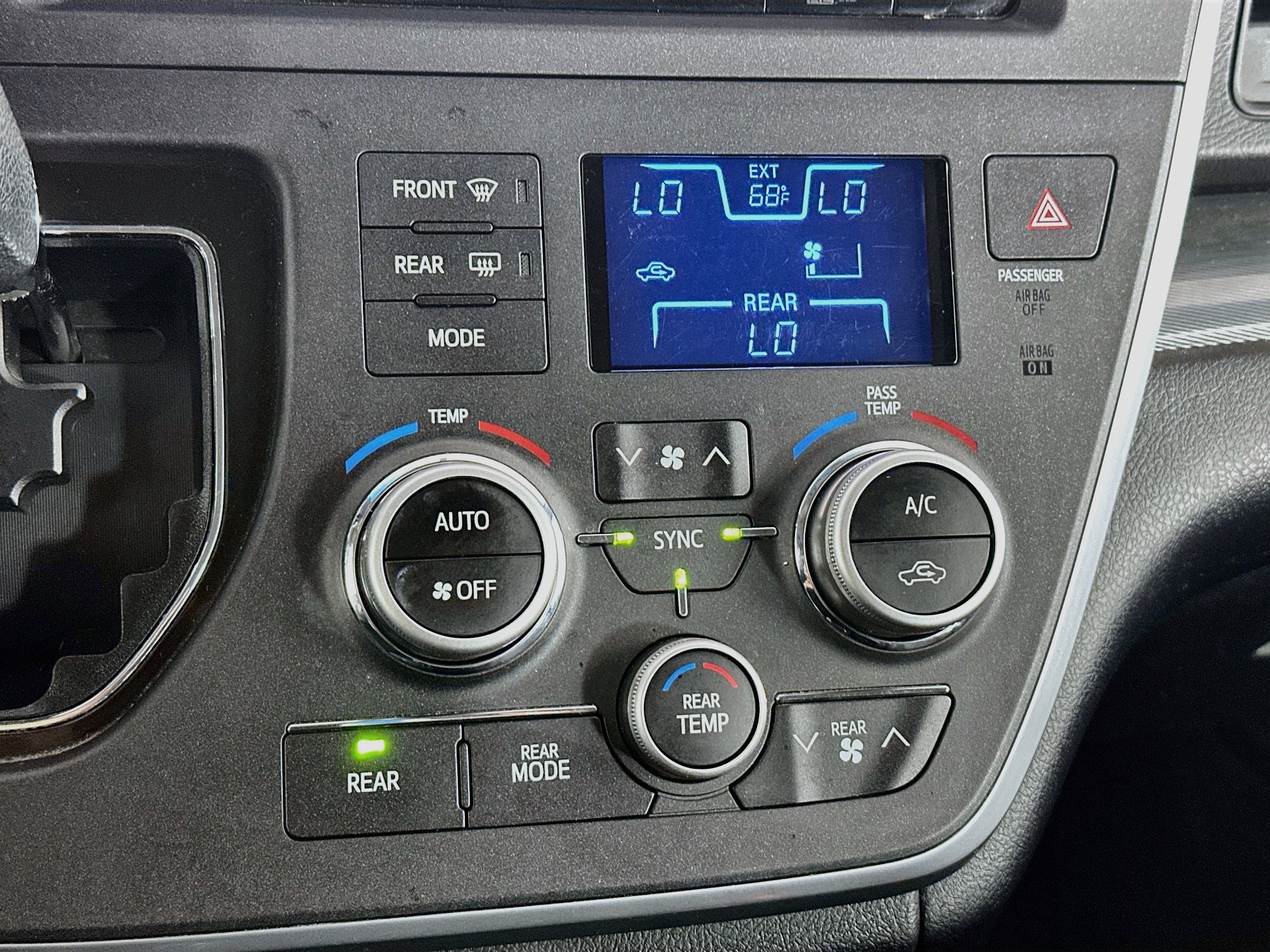 Used 2015 Toyota Sienna SE w/ SE Preferred Package FWD image 23