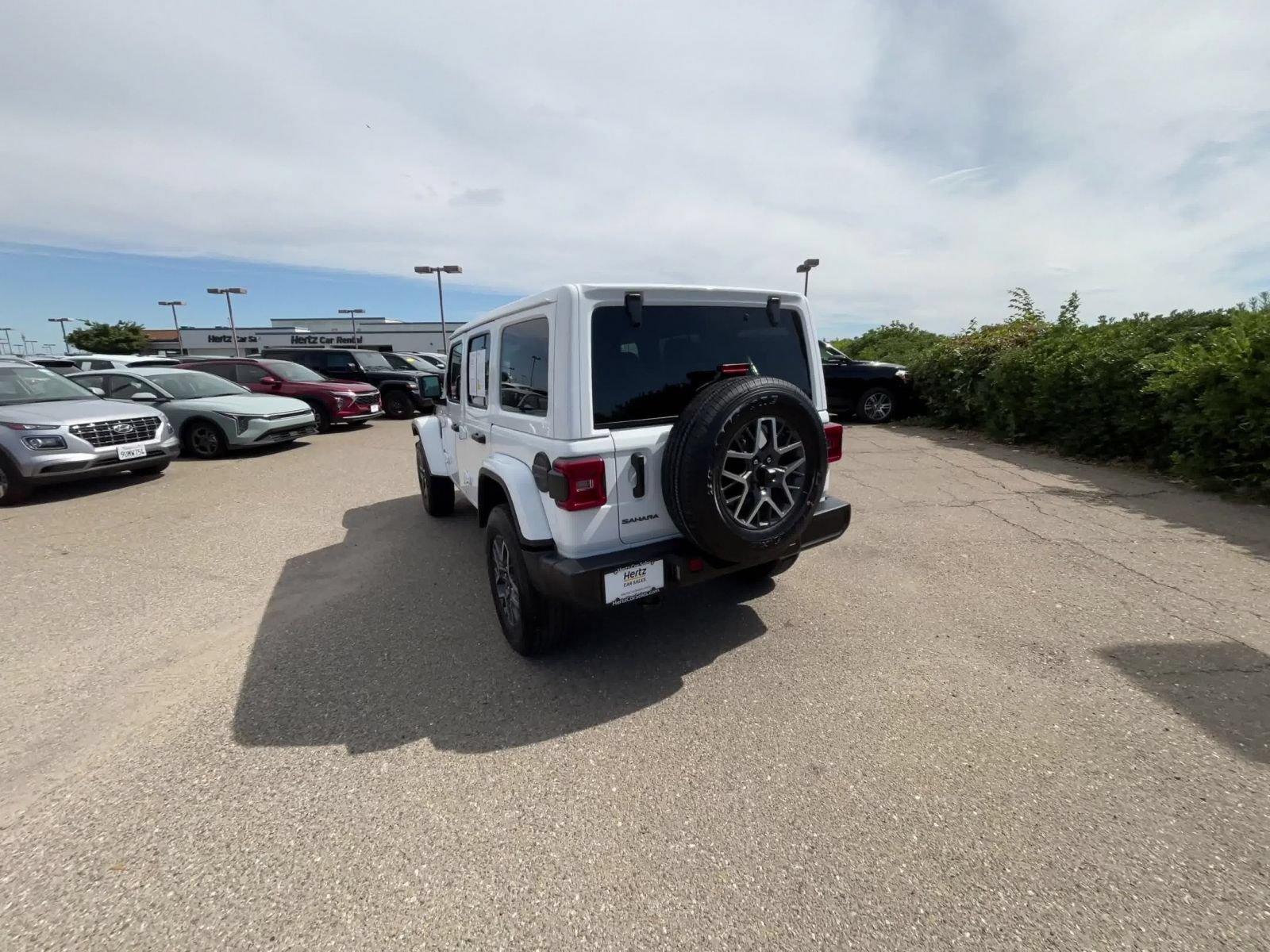 Used 2025 Jeep Wrangler Unlimited Sahara AWD/4WD image 16