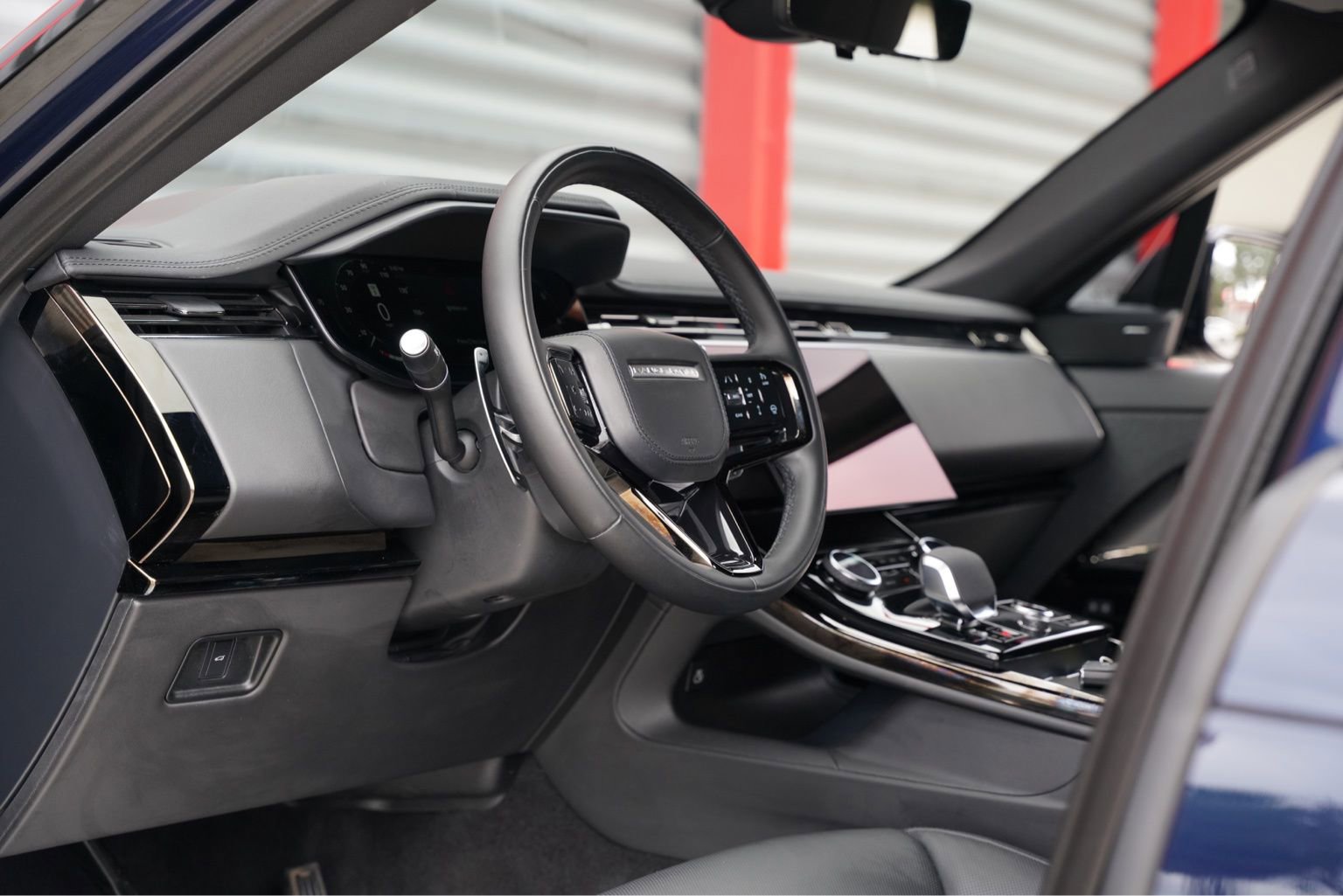 Used 2023 Land Rover Range Rover Sport SE Dynamic AWD/4WD image 3