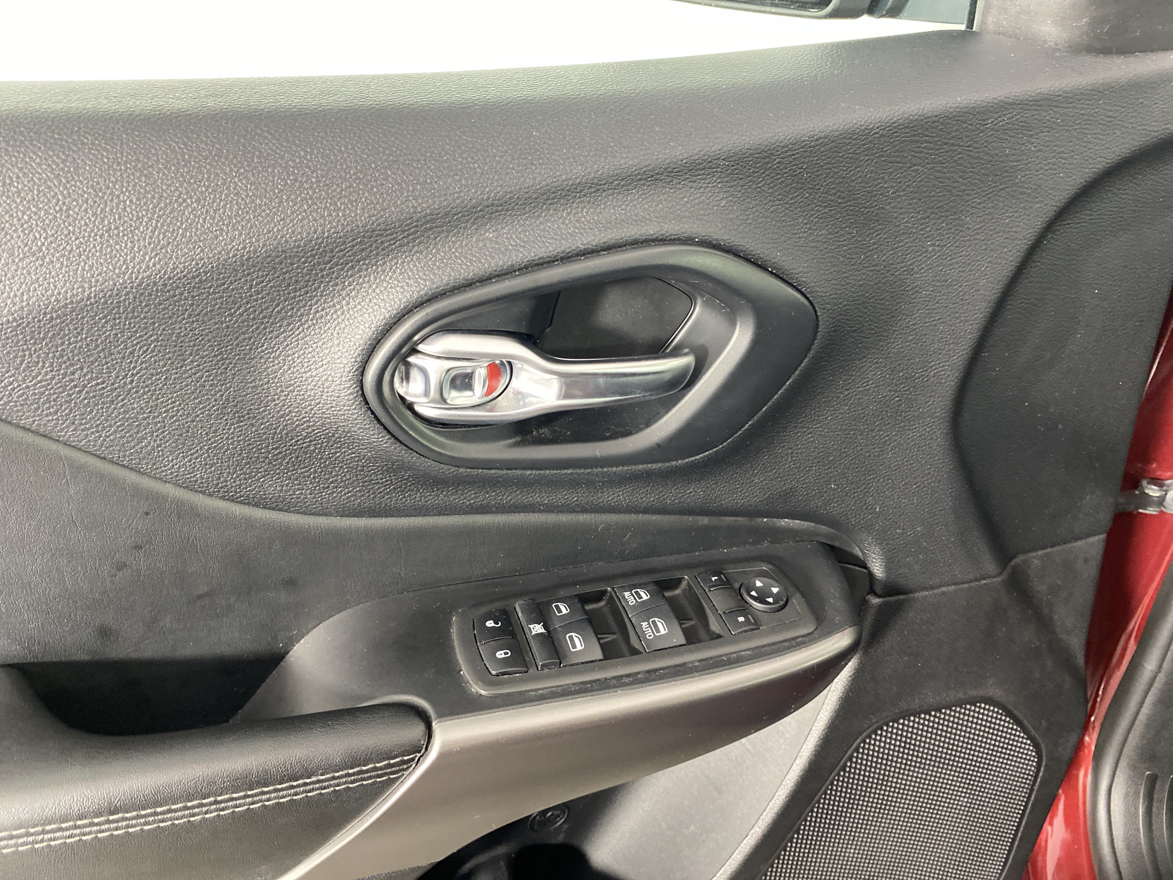 Used 2021 Jeep Cherokee Latitude Lux AWD/4WD image 14