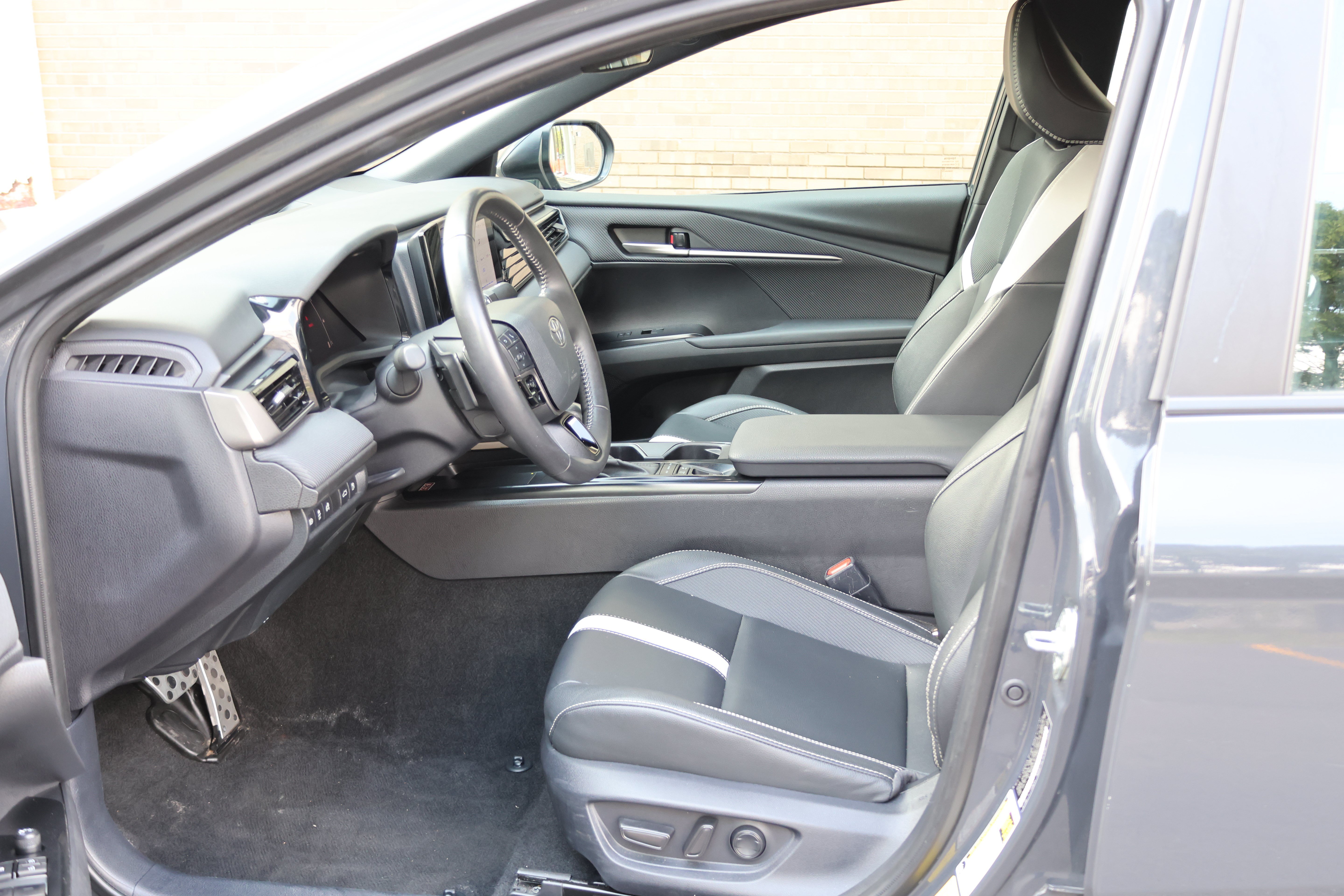 Used 2025 Toyota Camry SE FWD image 21