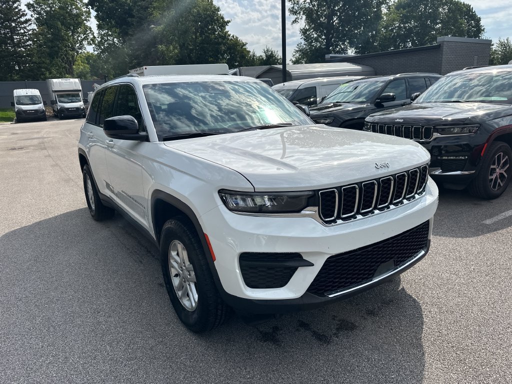 Used 2025 Jeep Grand Cherokee Laredo AWD/4WD image 4