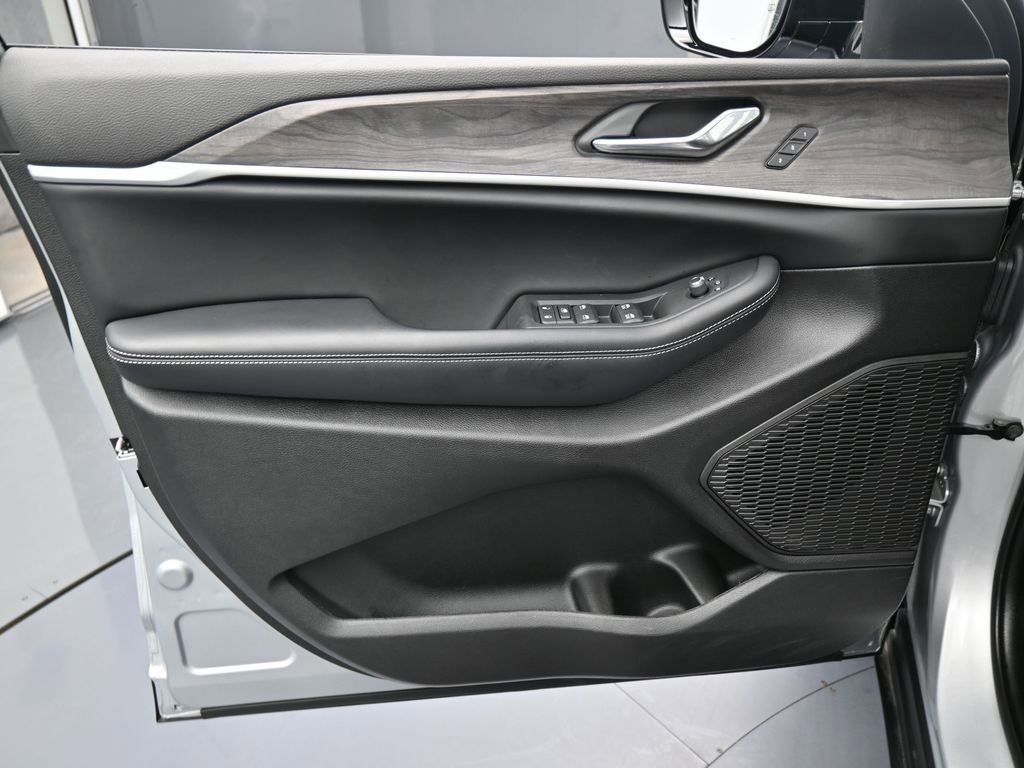 Used 2025 Jeep Grand Cherokee L Limited image 13