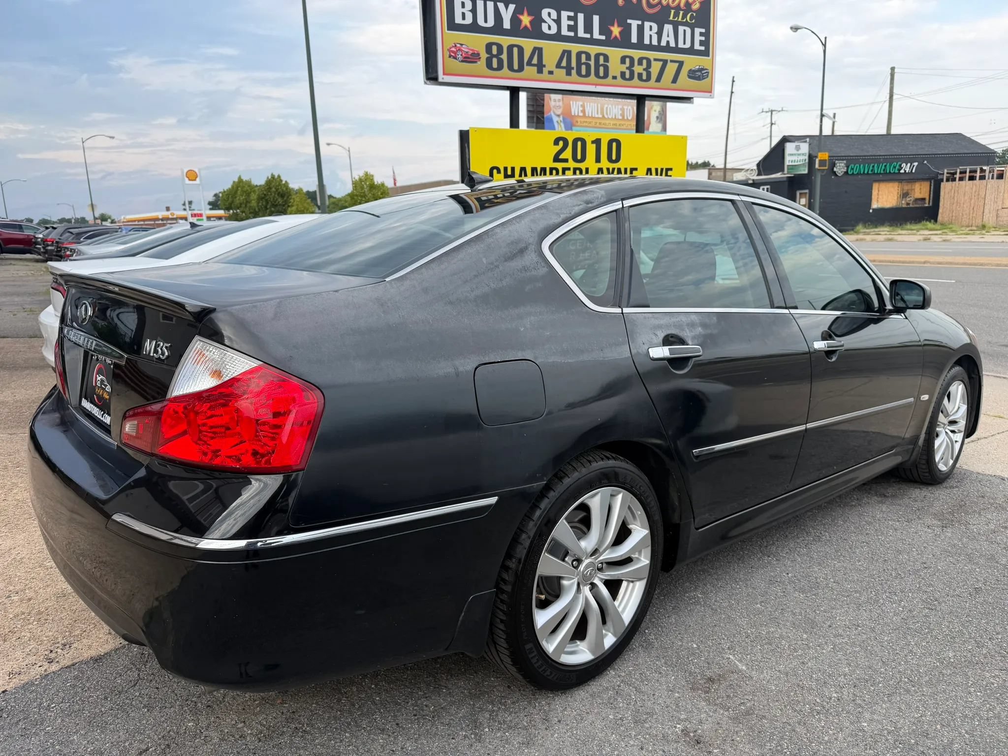 Used 2010 INFINITI M35 w/ Technology Pkg RWD image 3