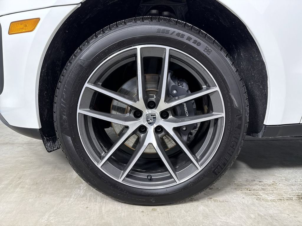 Certified 2025 Porsche Macan image 13