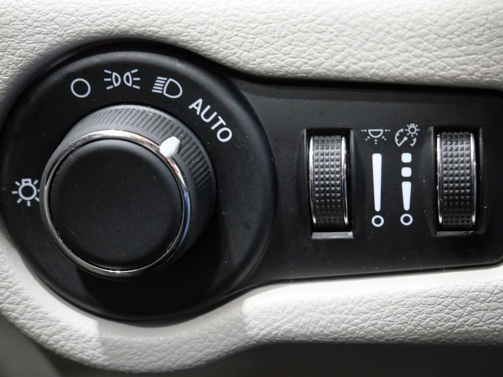 Used 2023 Chrysler Voyager LX image 14