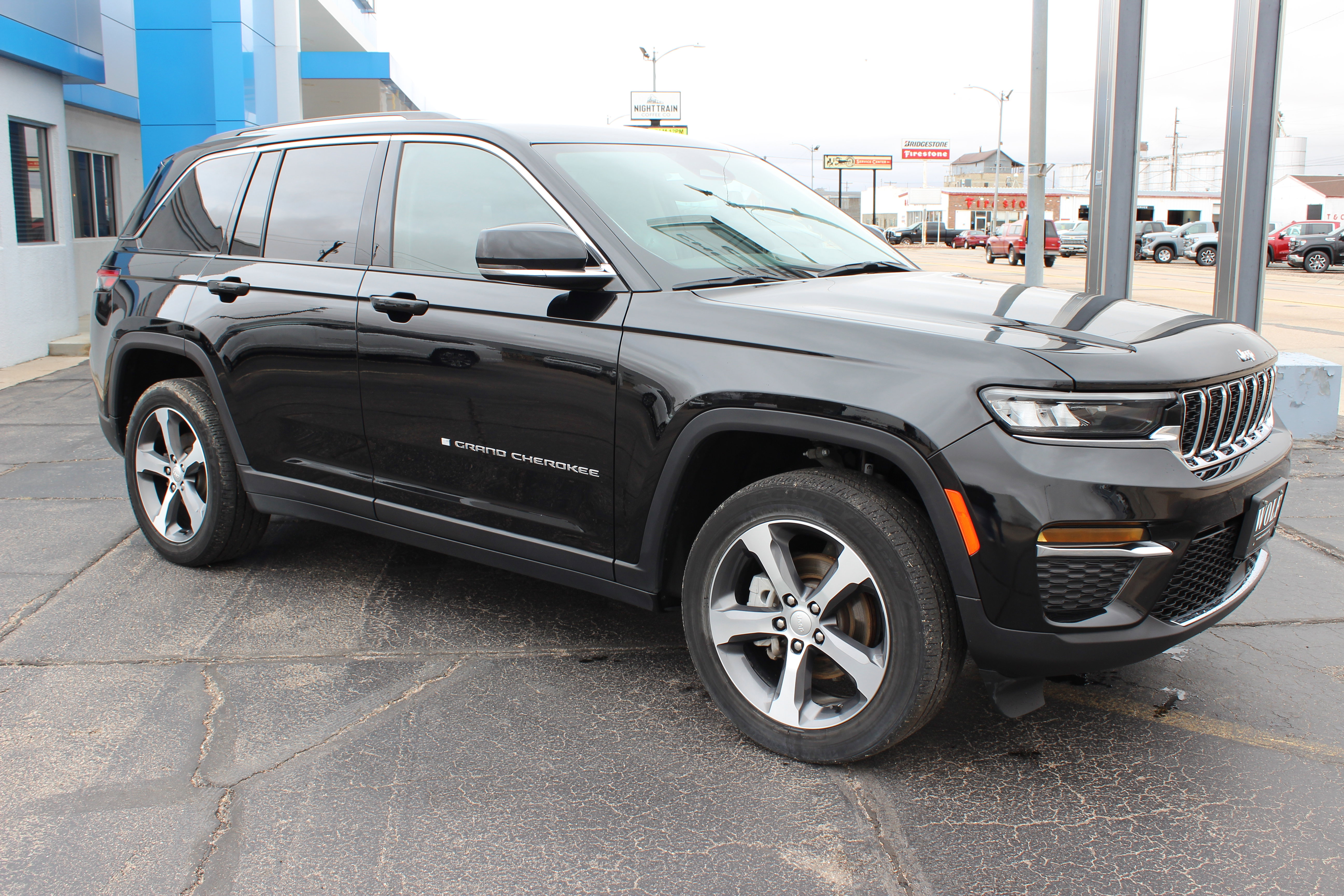 Used 2023 Jeep Grand Cherokee Limited image 1