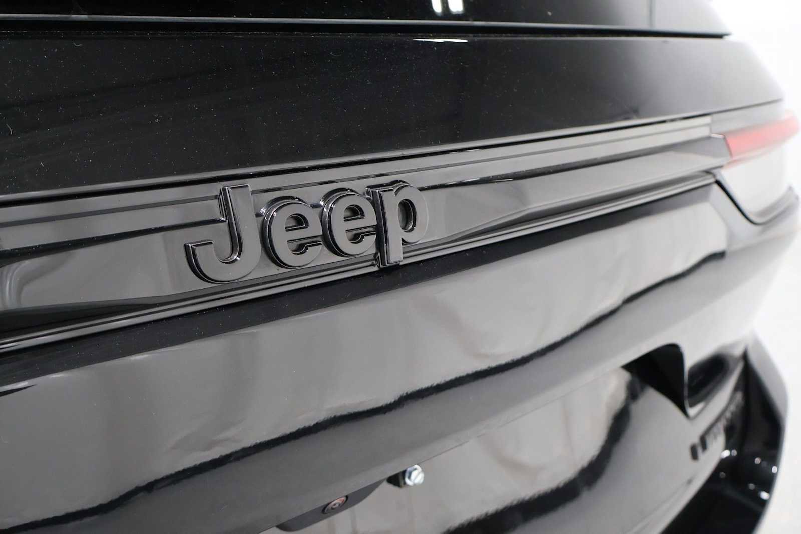 Used 2025 Jeep Grand Cherokee Limited w/ Black Appearance Package AWD/4WD image 8