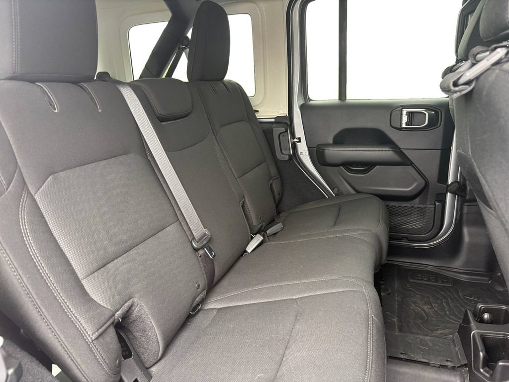 Used 2018 Jeep Wrangler Unlimited Sahara AWD/4WD image 17