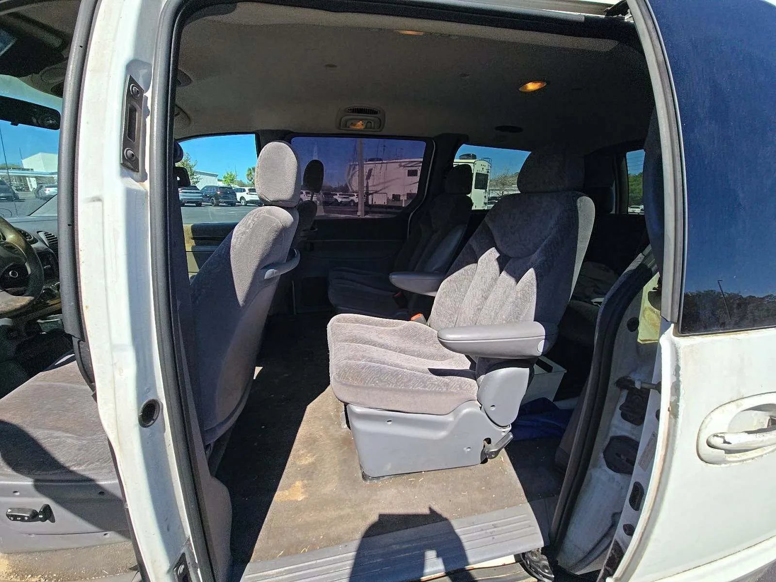 Used 2000 Chrysler Town & Country LX FWD image 6