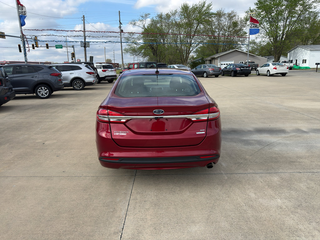 Used 2018 Ford Fusion SE w/ Fusion SE Technology Package FWD image 4
