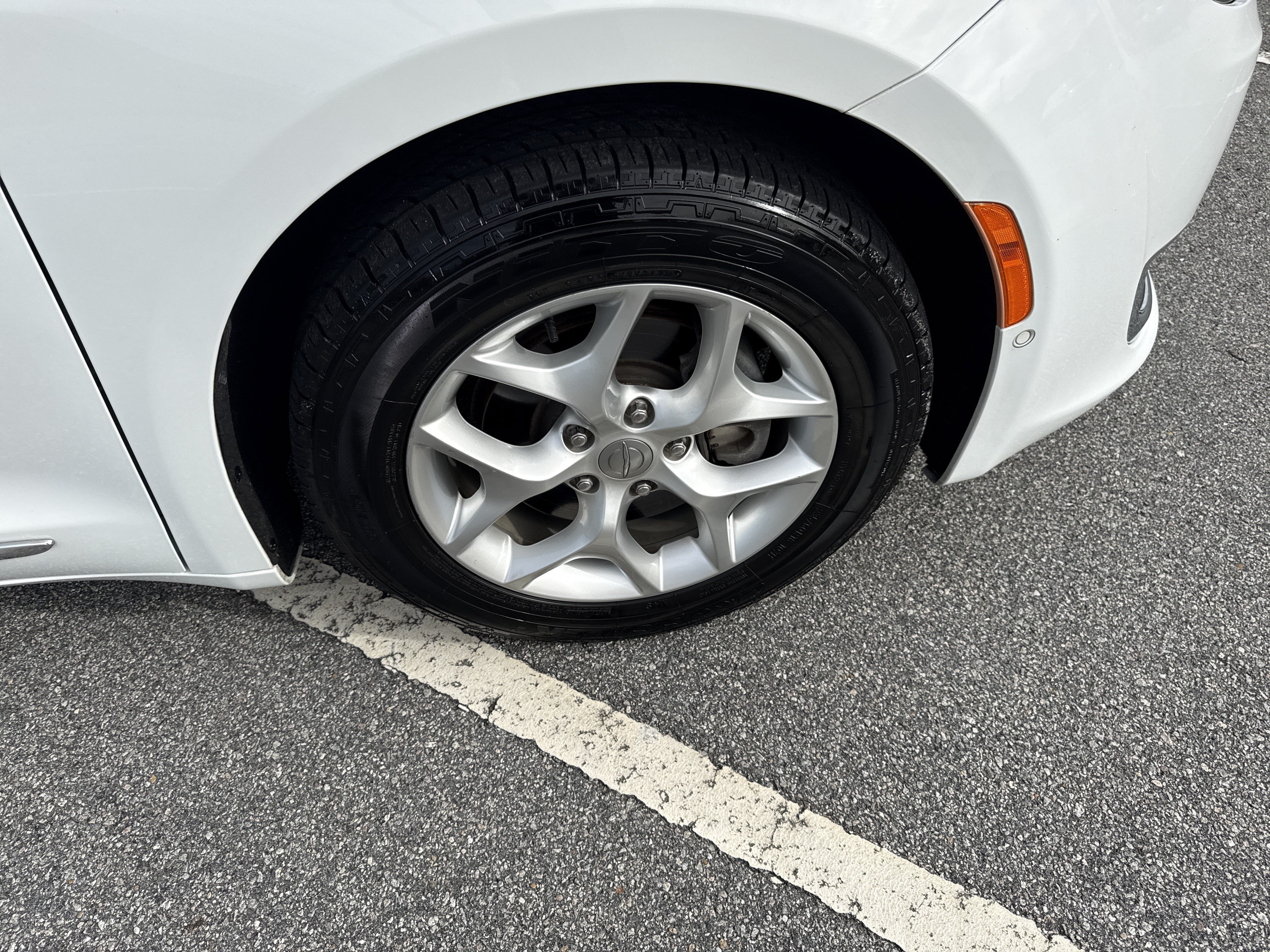 Used 2020 Chrysler Pacifica Touring-L Plus w/ Tire & Wheel Group FWD image 12