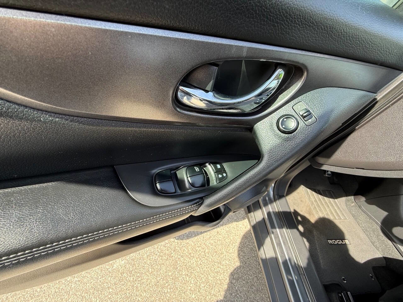 Used 2016 Nissan Rogue SV image 13