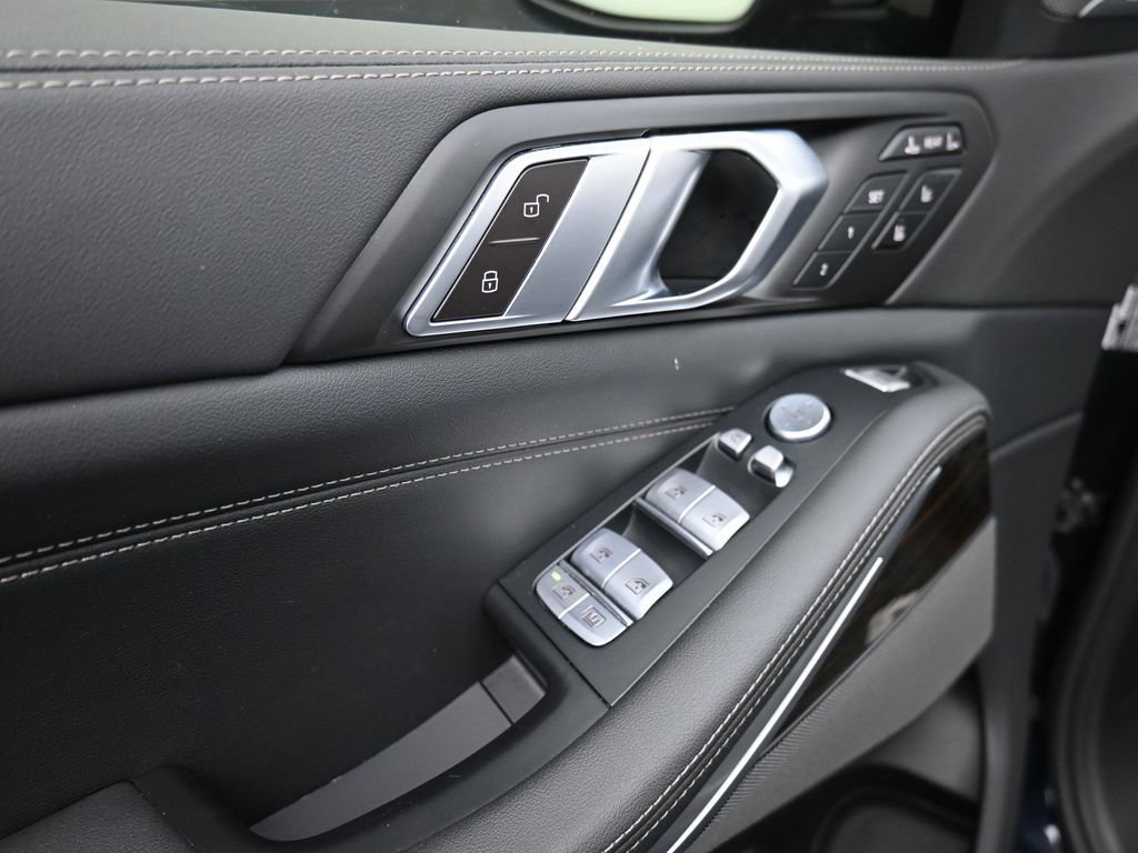 Used 2024 BMW X7 xDrive40i w/ Executive Package image 9