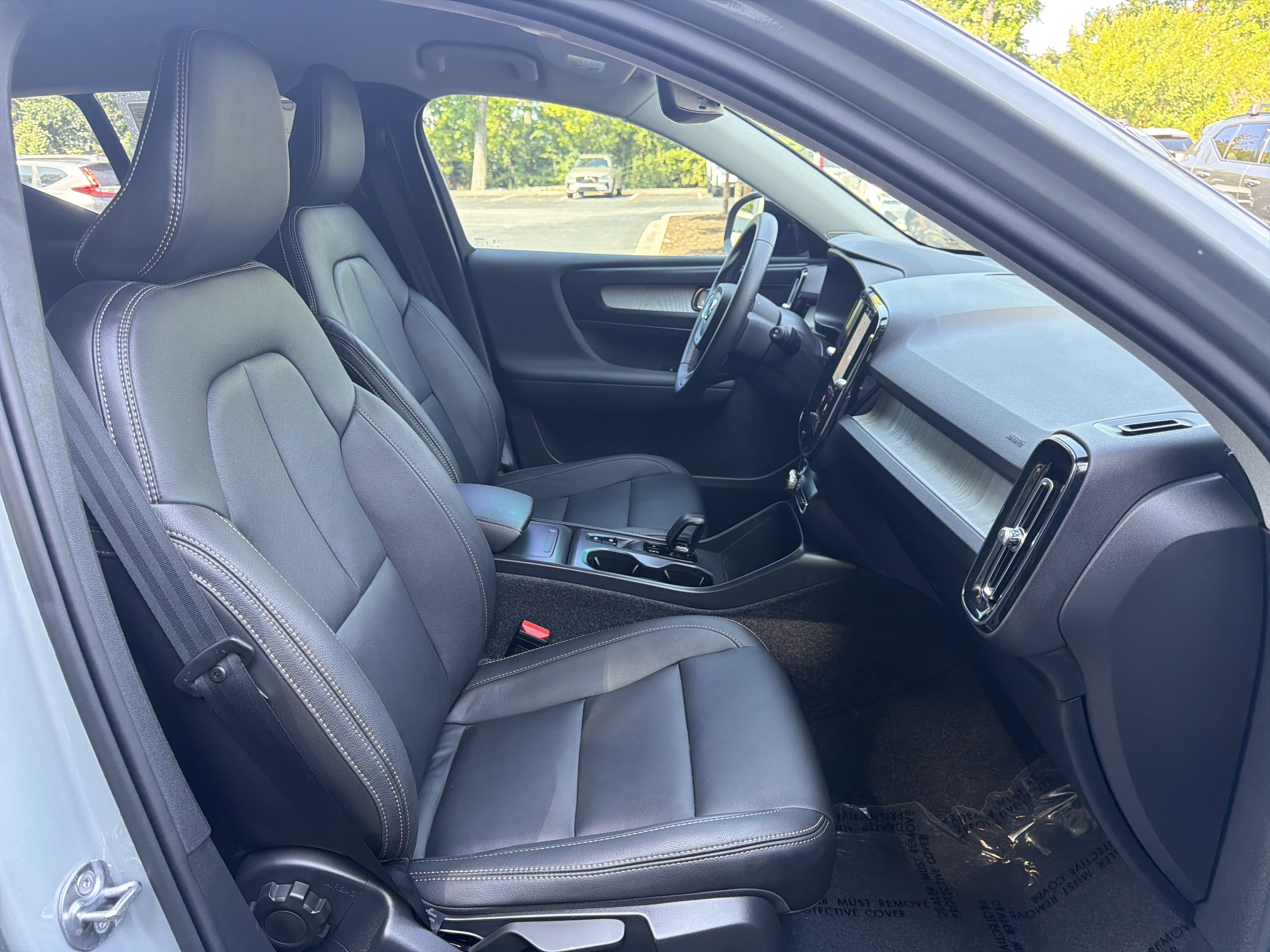 Certified 2026 Volvo XC40 B4 Core FWD image 35