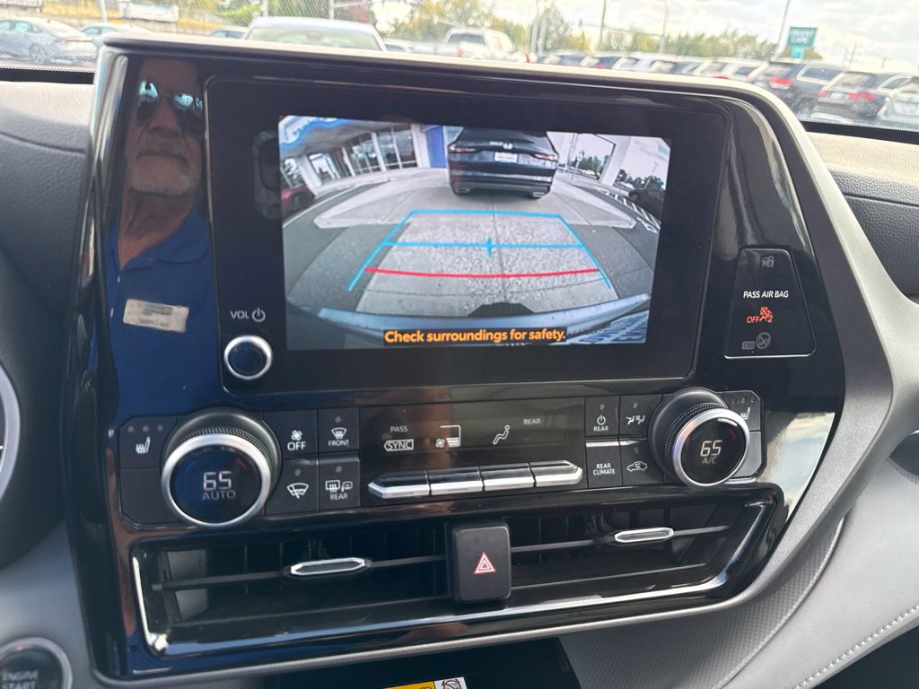 Used 2024 Toyota Highlander XLE AWD/4WD image 40