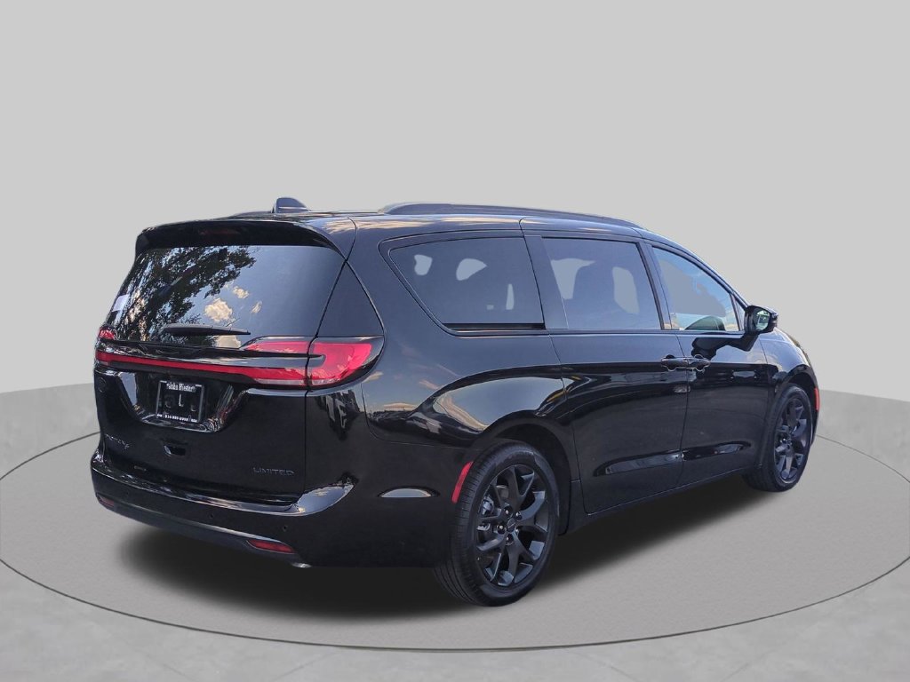 New 2027 Chrysler Pacifica Limited FWD image 4