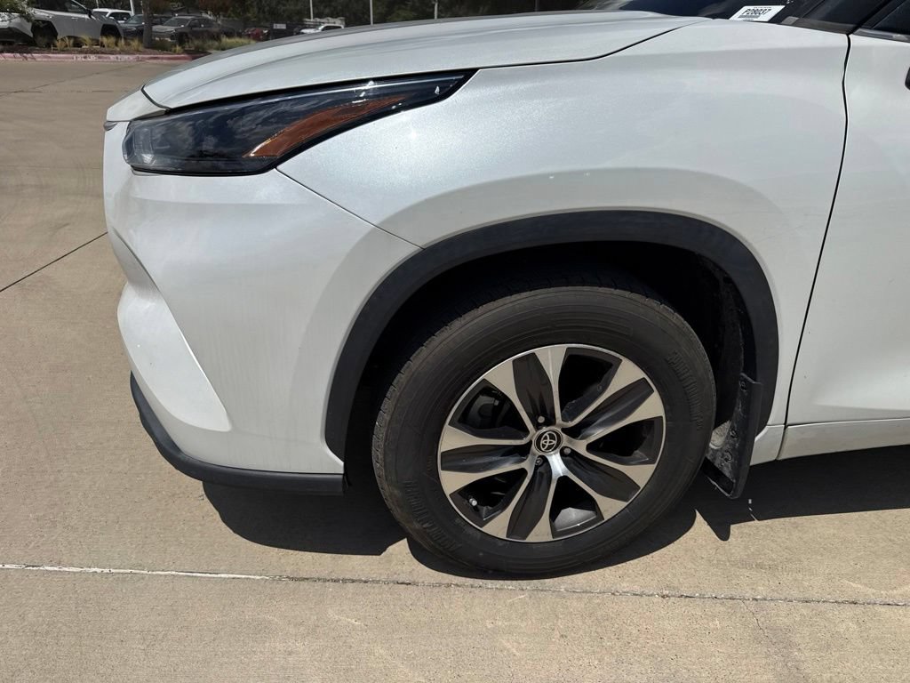 Used 2022 Toyota Highlander XLE FWD image 2