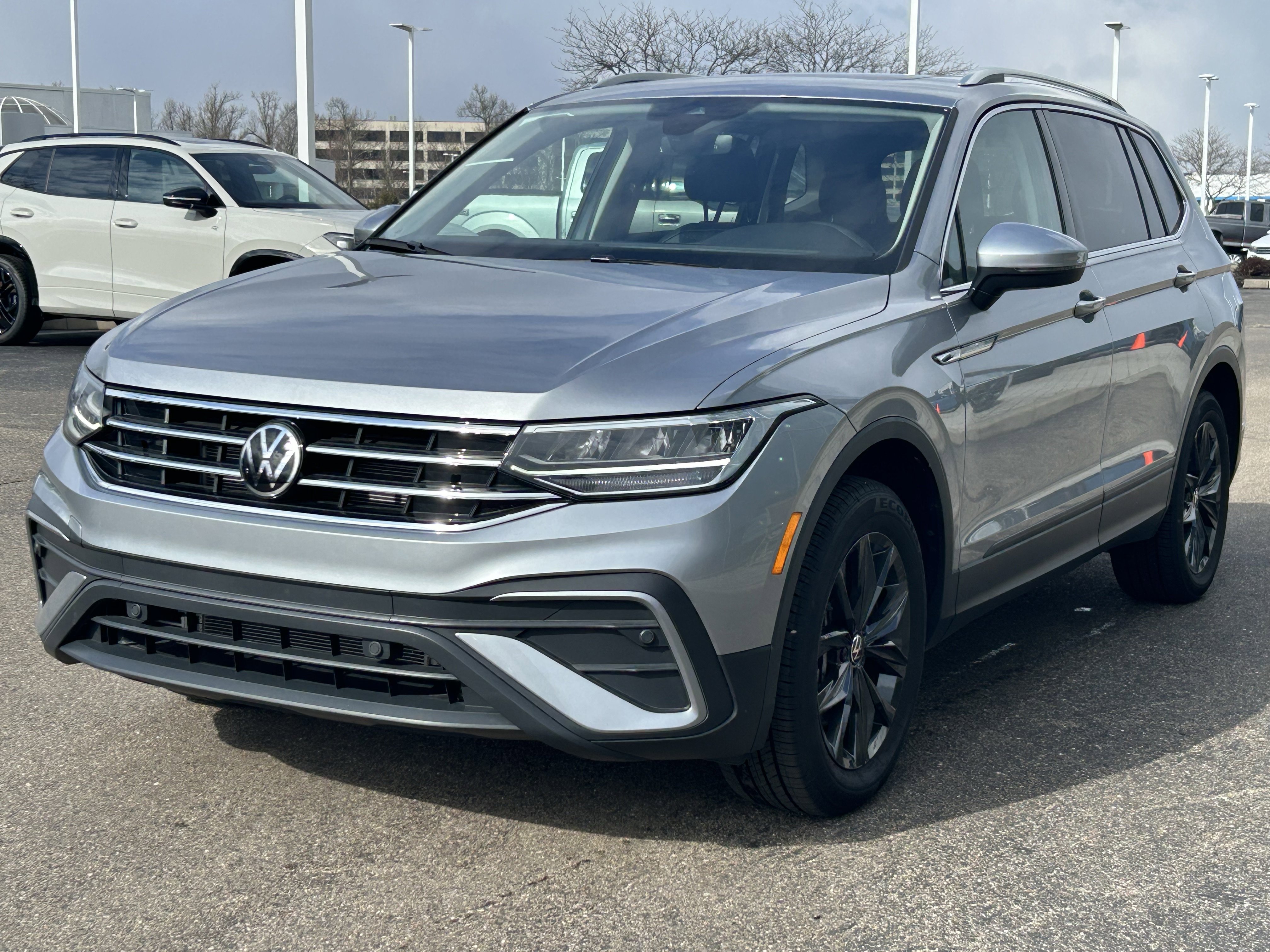 Certified 2024 Volkswagen Tiguan SE w/ Panoramic Sunroof Package image 3