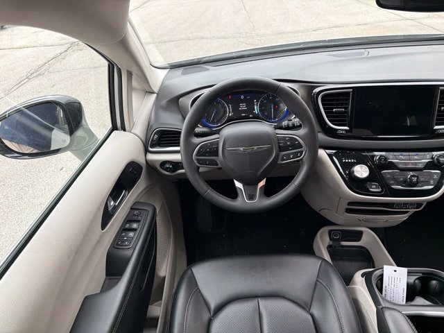 Used 2024 Chrysler Pacifica Touring-L FWD image 17