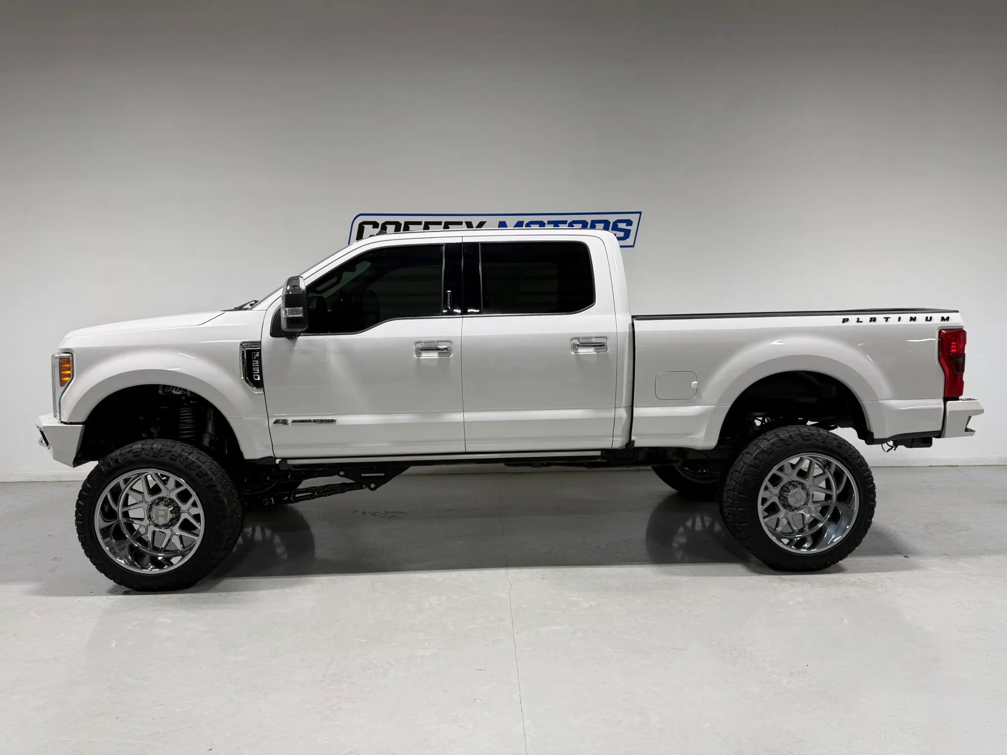 Used 2017 Ford F250 Platinum w/ Platinum Ultimate Package AWD/4WD image 3
