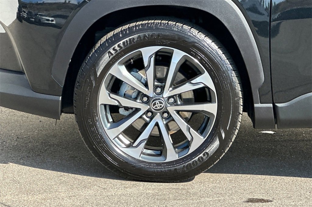 Used 2023 Toyota Corolla Cross XLE image 33