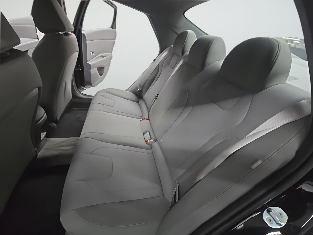 Certified 2026 Hyundai Elantra SE FWD image 18