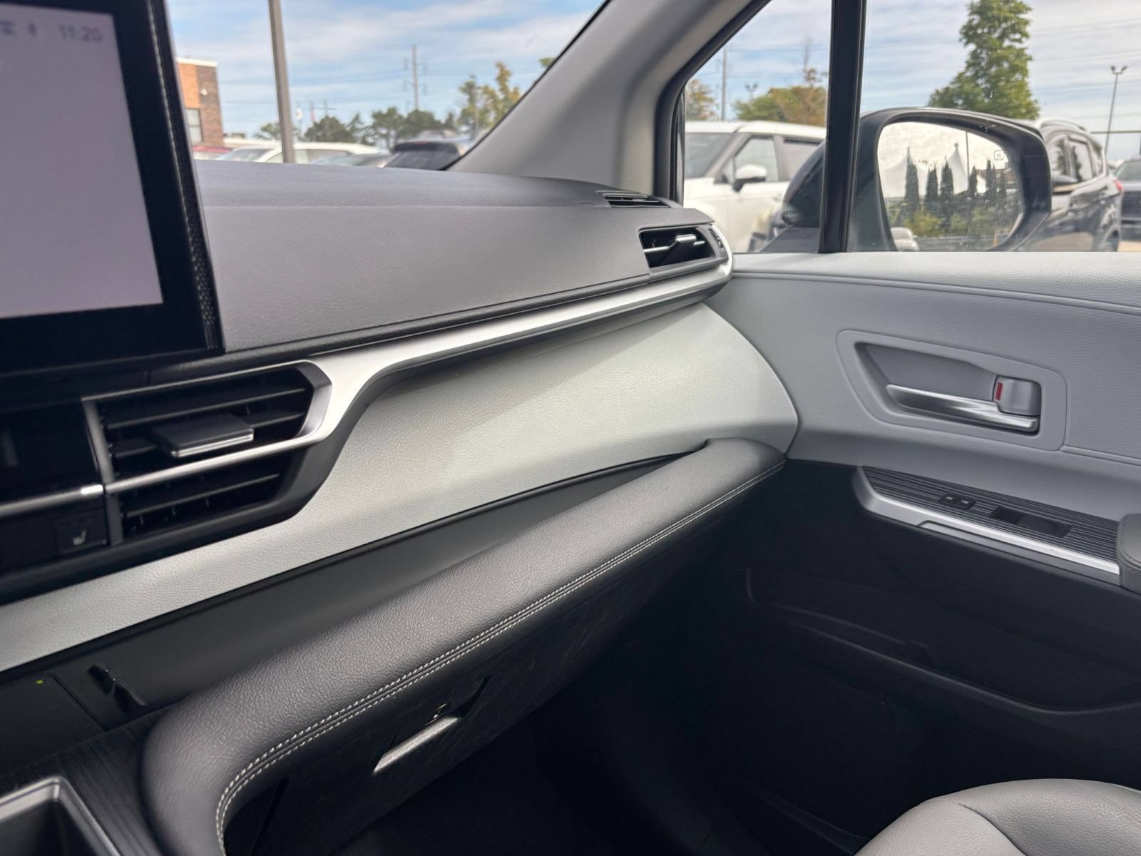 Used 2025 Toyota Sienna XLE FWD image 37